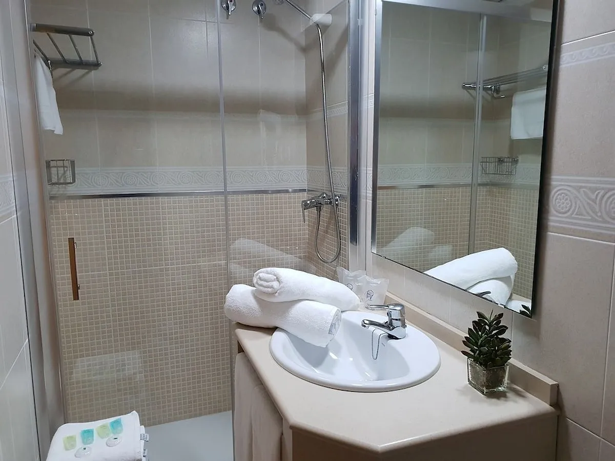 Kupatilo sa tuš kabinom i umivaonikom · Hotel Marconi, Benidorm