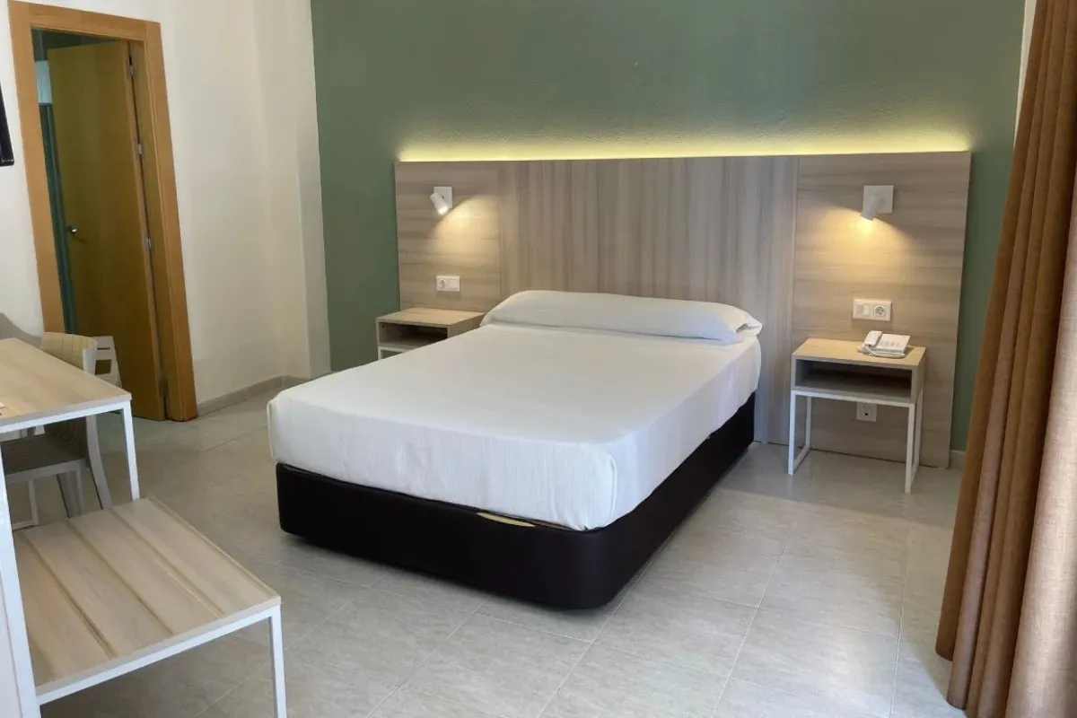 Soba sa bračnim krevetom i ogledalom · Hotel Marconi, Benidorm