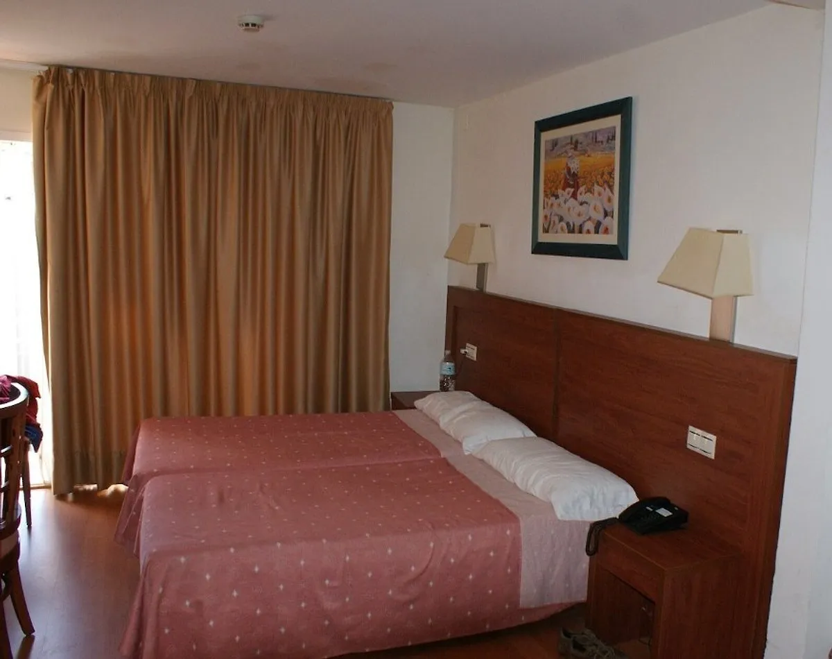 Soba sa bračnim krevetom i dugim zavesama · Hotel Mayna, Benidorm