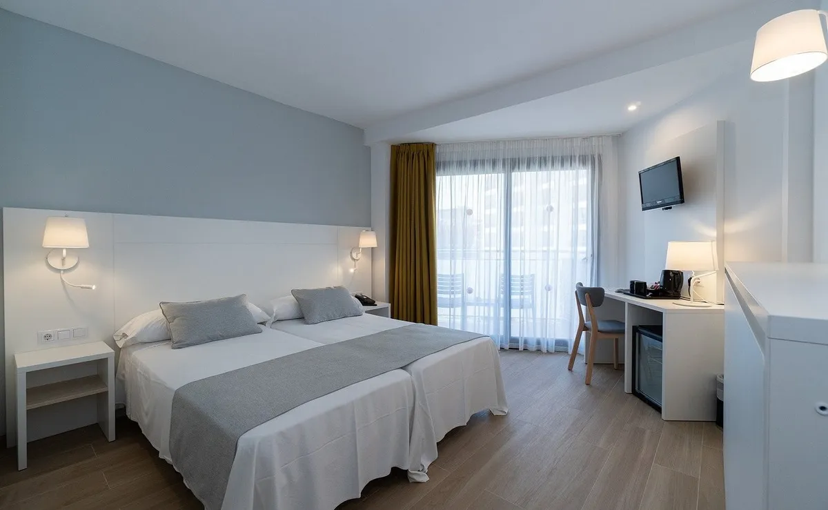 Svetla soba sa dva kreveta i radnim stolom · MedPlaya Hotel Rio Park, Benidorm