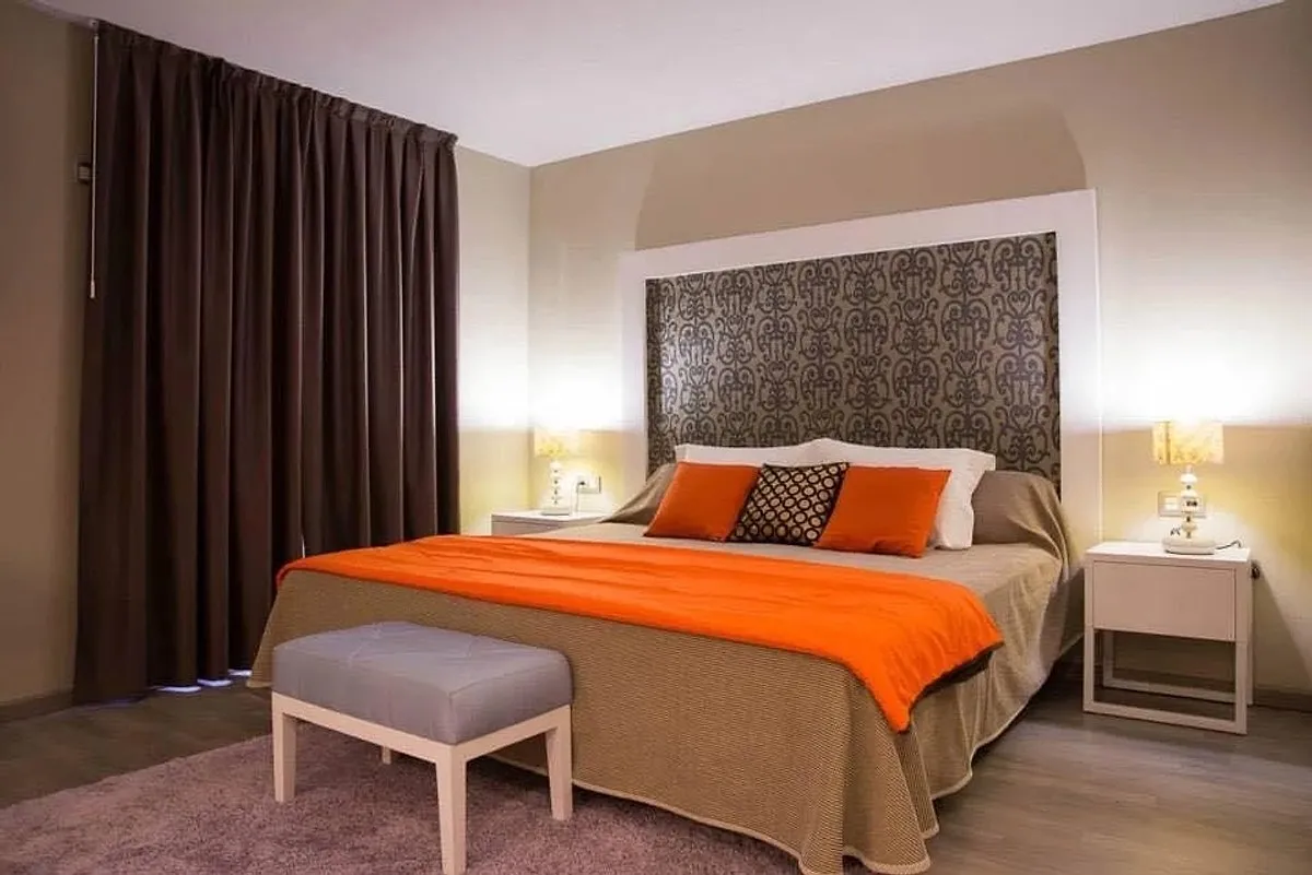 Soba sa bračnim krevetom i narandžastim prekrivačem · Hotel Melina, Benidorm