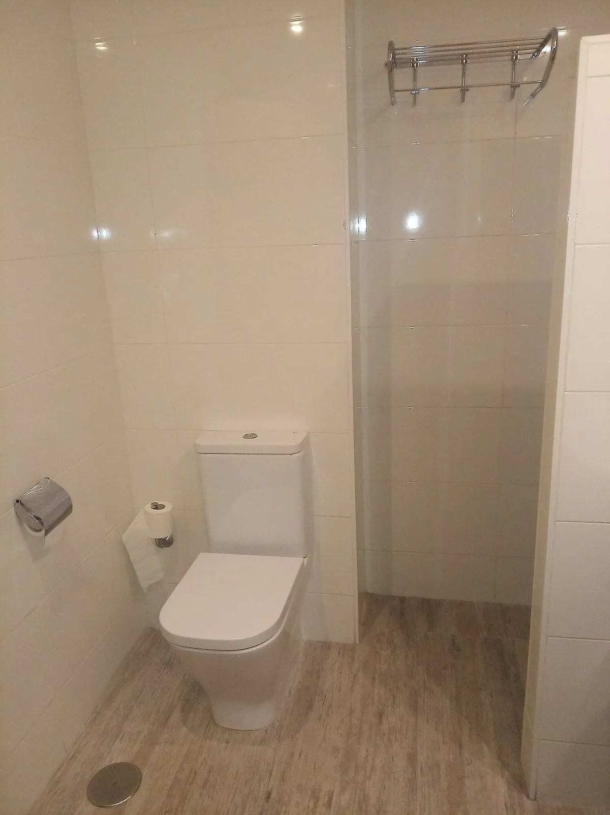 Kupatilo sa WC šoljom i svetlim pločicama · Hotel Melina, Benidorm