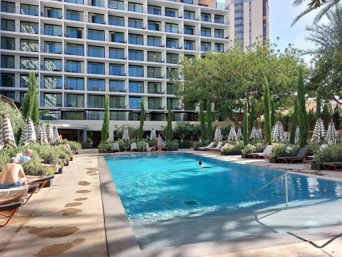 Bazen sa ležaljkama ispred hotelske zgrade · Hotel Mercure Benidorm, Benidorm