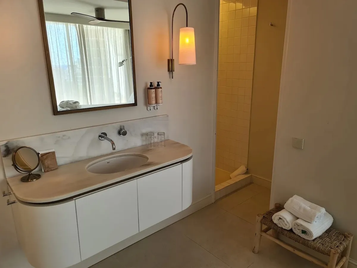 Kupatilo sa umivaonikom i ogledalom · Hotel Mercure Benidorm, Benidorm