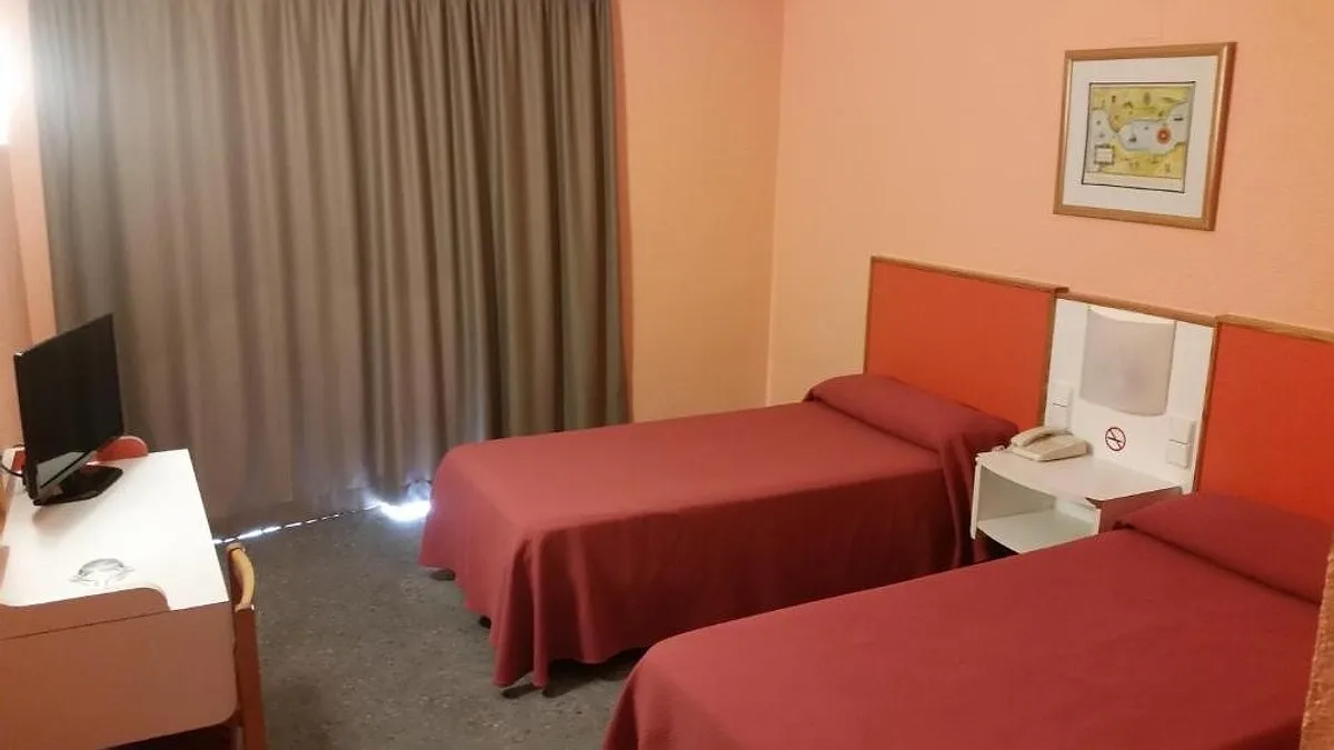 Soba sa dva kreveta, crvenim prekrivačima i televizorom · Hotel Mont-Park, Benidorm