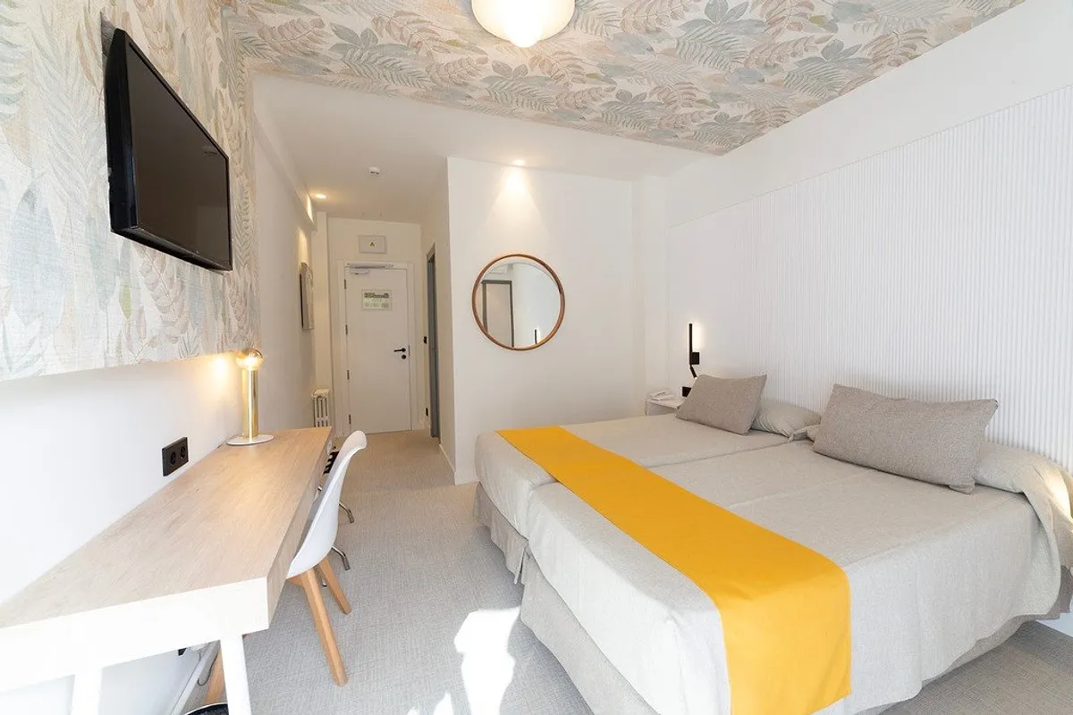 Svetla dvokrevetna soba sa žutim detaljem · Hotel Oasis Plaza, Benidorm