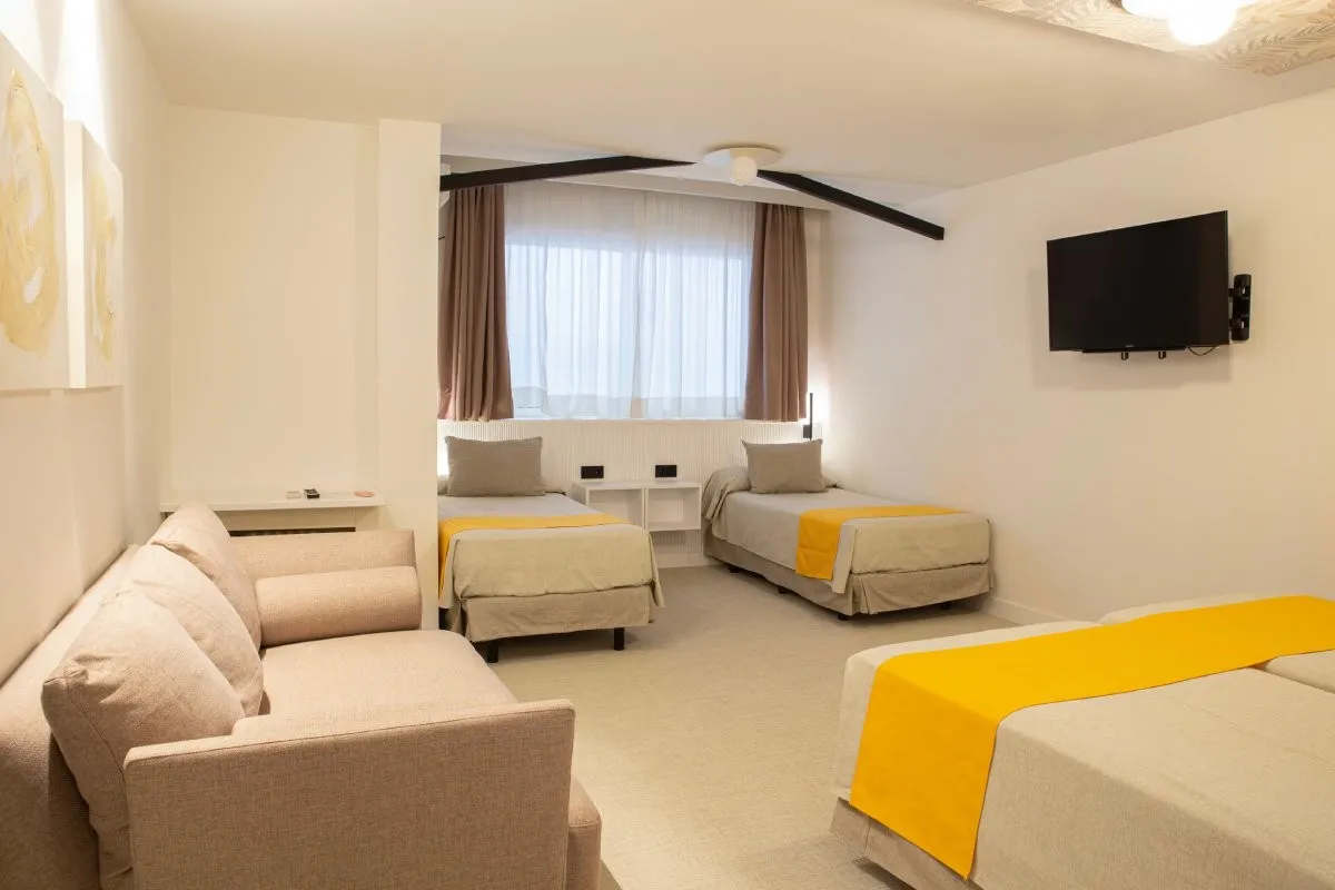 Soba sa krevetima i sofom · Hotel Oasis Plaza, Benidorm