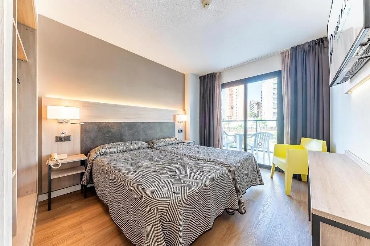 Soba sa dva kreveta i balkonskim vratima · Hotel Port Fiesta Park, Benidorm