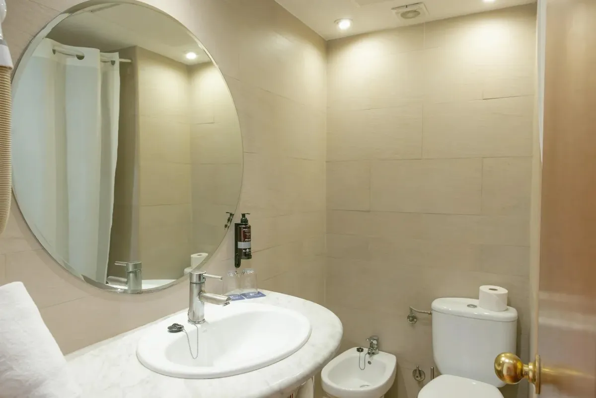 Kupatilo sa okruglim ogledalom i umivaonikom · Hotel Port Vista Oro, Benidorm