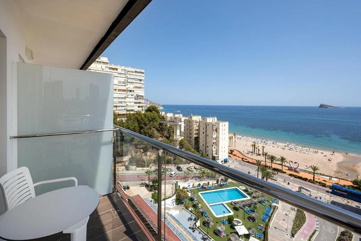 Balkon sa pogledom na plažu i more · Hotel Poseidon Playa, Benidorm