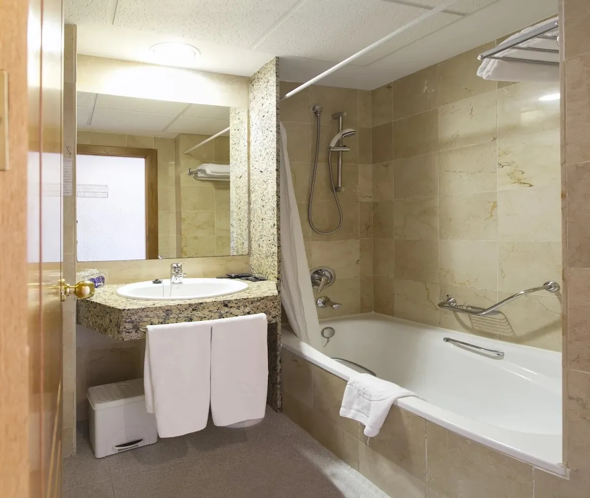 Kupatilo sa kadom i umivaonikom · Hotel Poseidon Playa, Benidorm