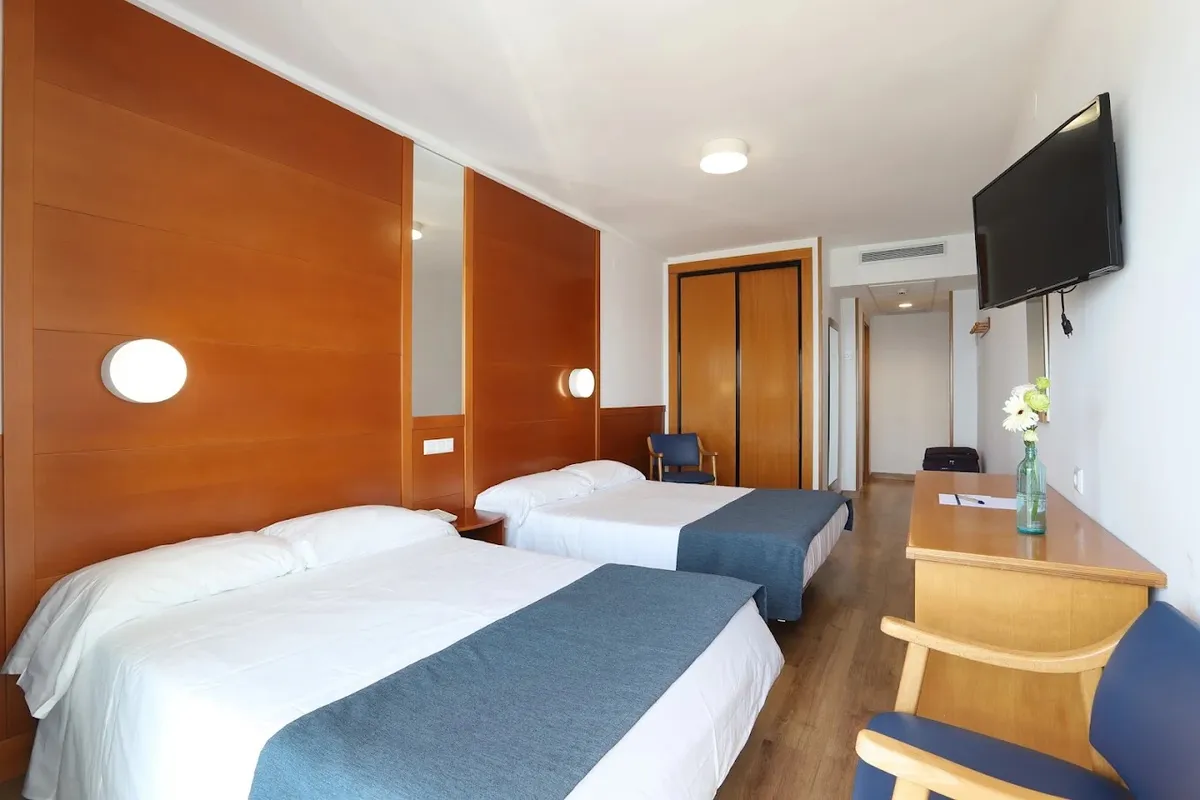 Soba sa dva kreveta i plavim pokrivačima · Hotel Poseidon Playa, Benidorm