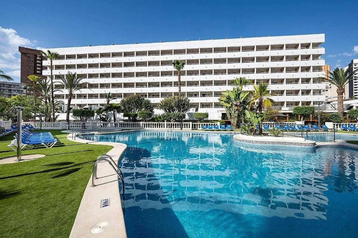 Veliki bazen sa travnjakom i hotelskom zgradom · Hotel Poseidon Resort, Benidorm
