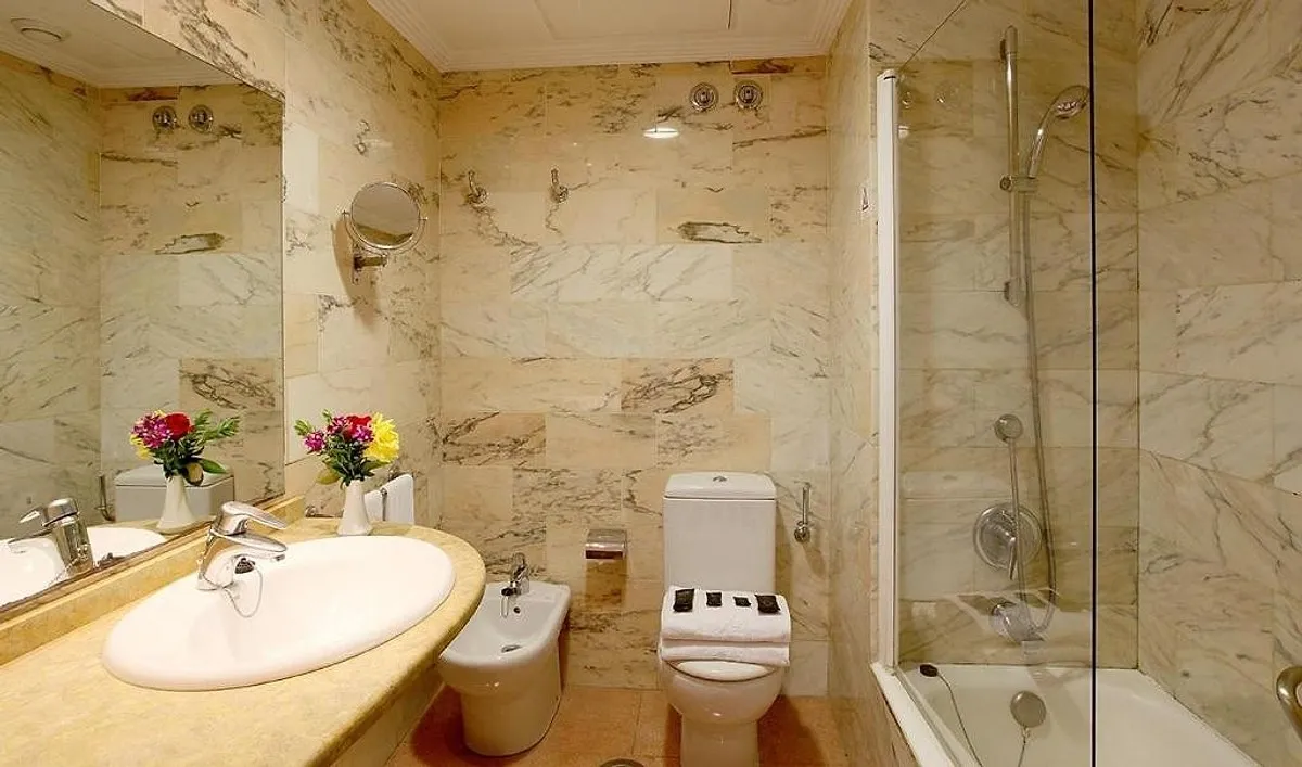 Kupatilo sa mermerom i tuš kabinom · Hotel Poseidon Resort, Benidorm