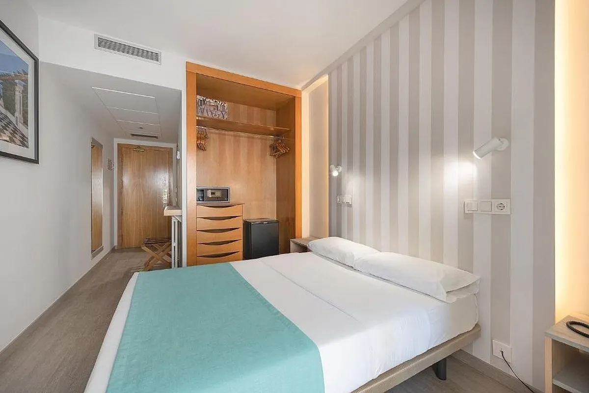 Soba sa bračnim krevetom i ormarom · Hotel Poseidon Resort, Benidorm