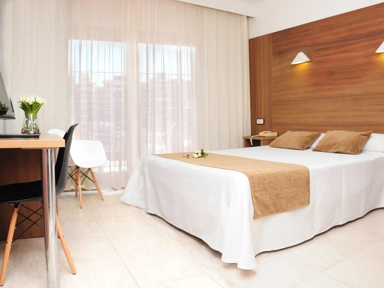 Soba sa bračnim krevetom i drvenim zidom · Hotel Prince Park, Benidorm