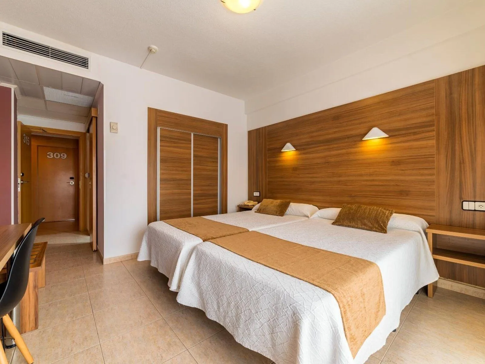 Soba sa dva kreveta i ulaznim hodnikom · Hotel Prince Park, Benidorm