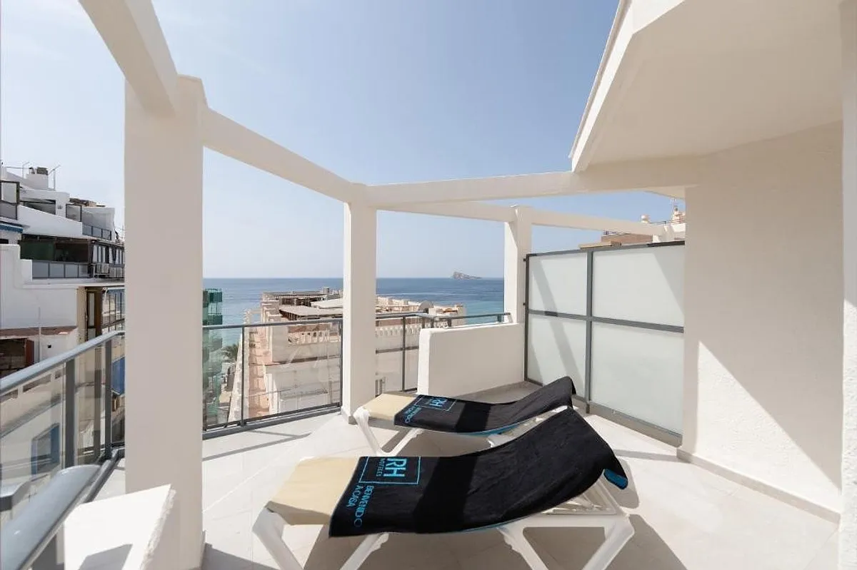 Terasa sa ležaljkama i pogledom na more · RH Hotel Sol, Benidorm