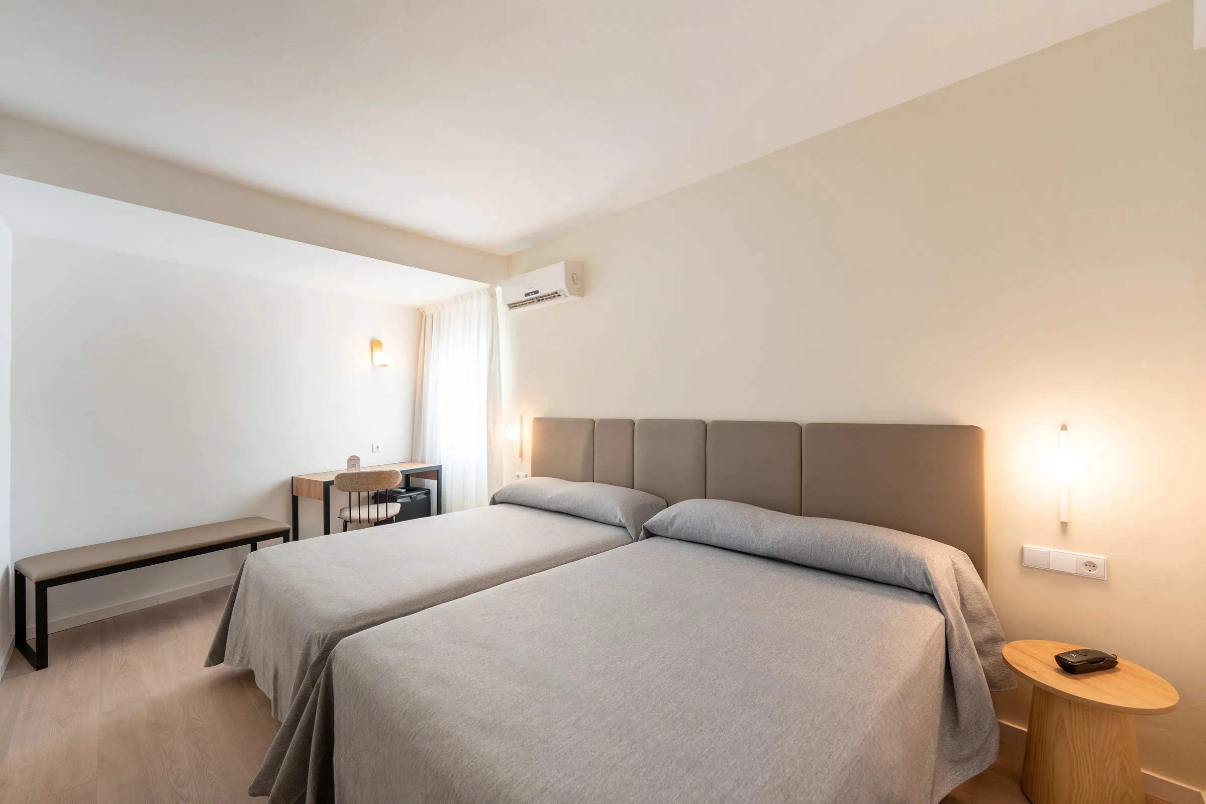 Dvokrevetna soba sa svetlim zidovima · RH Hotel Sol, Benidorm