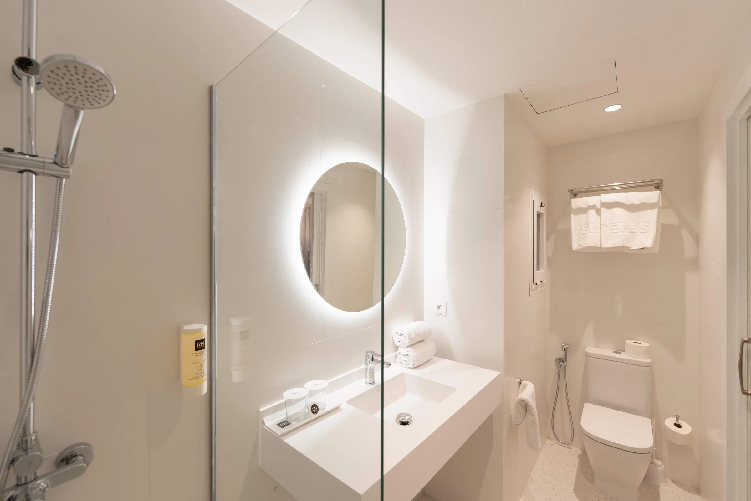 Kupatilo sa tušem i okruglim ogledalom · RH Hotel Sol, Benidorm