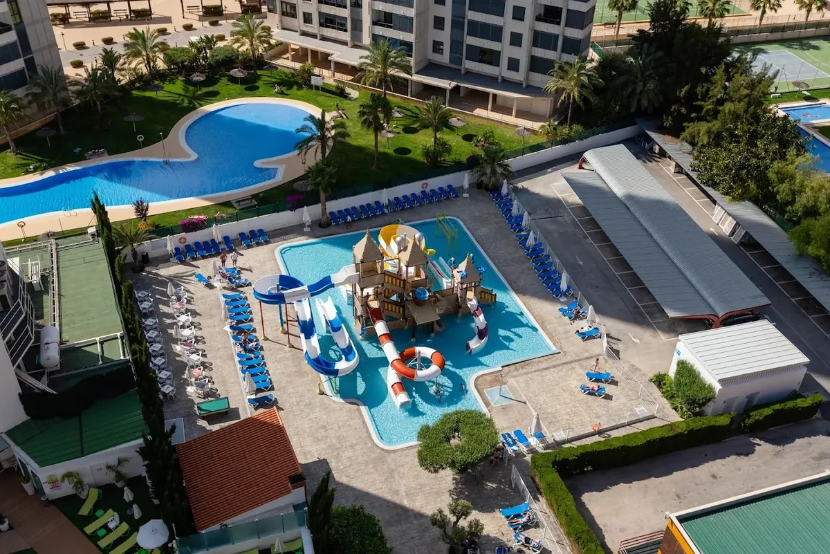Pogled odozgo na bazene i dečiji akva park · Hotel Rosamar, Benidorm