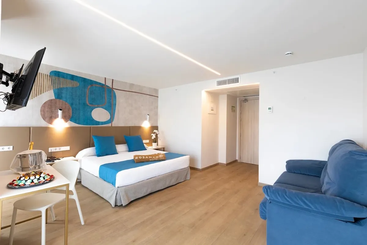 Prostrana soba sa bračnim krevetom i plavom sofom · Hotel Rosamar, Benidorm