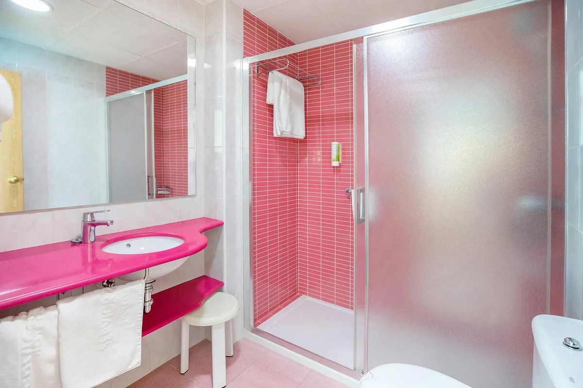 Kupatilo sa ružičastim pločicama i tuš kabinom · Hotel Servigroup Calypso, Benidorm
