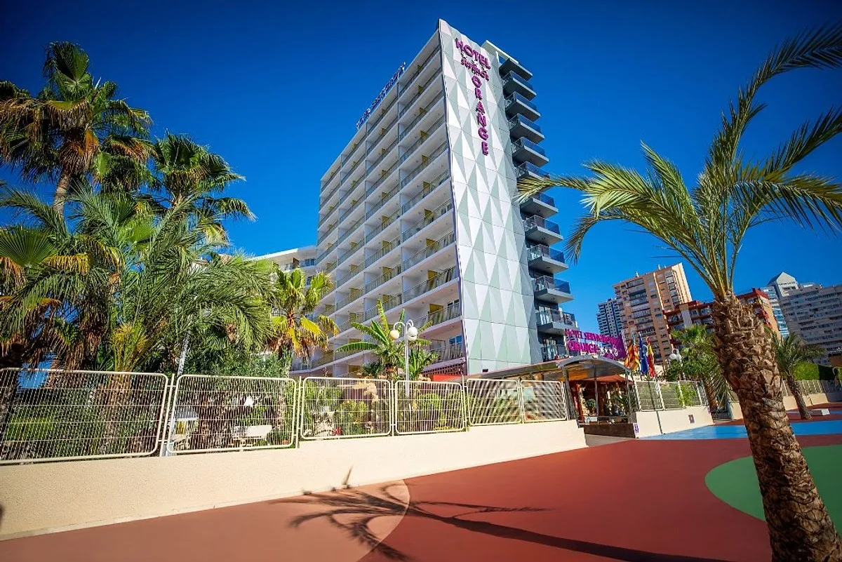 Hotelska zgrada sa palmama i natpisom hotela · Hotel Servigroup Orange, Benidorm