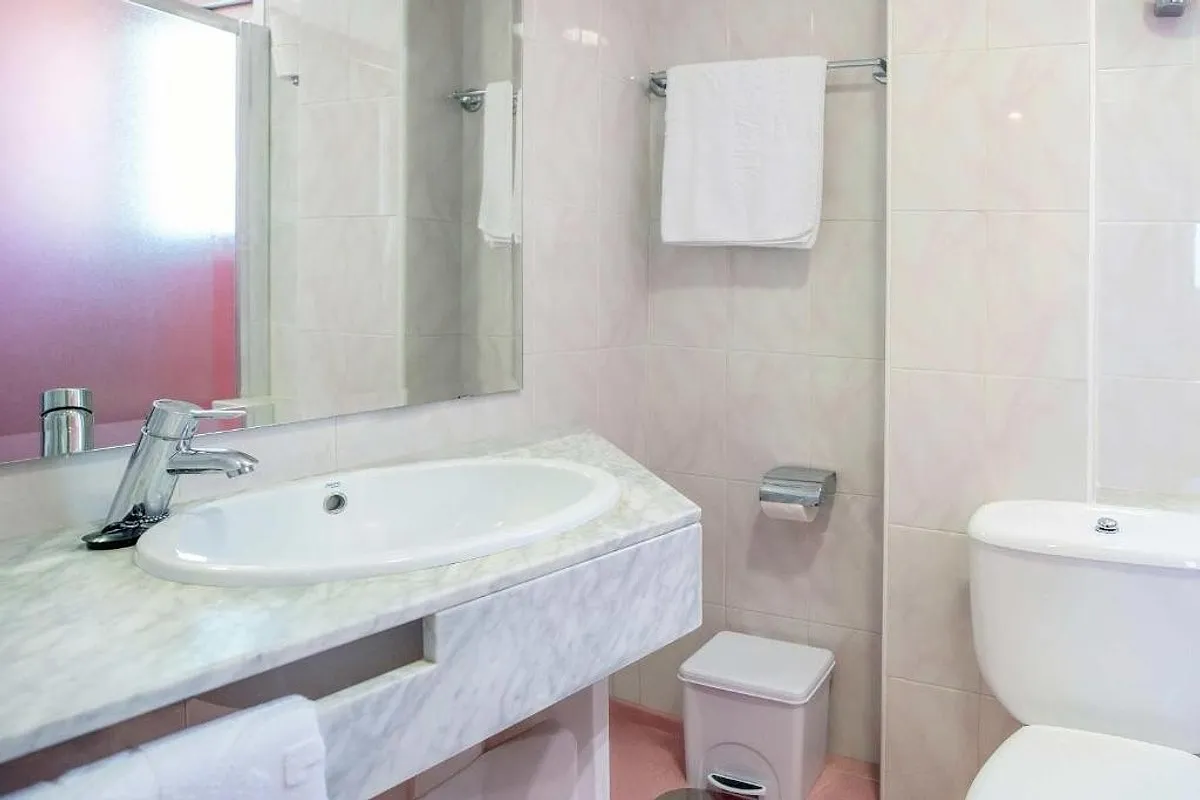 Kupatilo sa umivaonikom i toaletom · Hotel Servigroup Orange, Benidorm