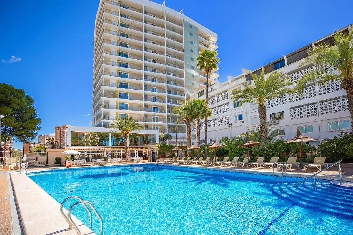 Spoljni bazen sa ležaljkama, palmama i zgradom hotela · Hotel Servigroup Torre Dorada, Benidorm