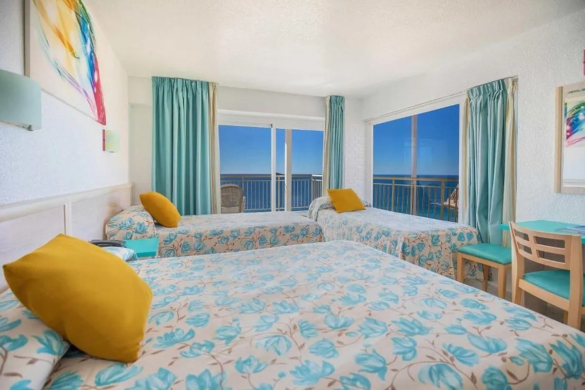 Soba sa dva kreveta i izlazom na balkon sa pogledom na more · Hotel Servigroup Torre Dorada, Benidorm