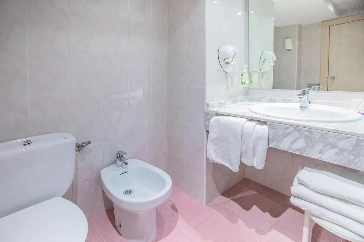 Kupatilo sa lavaboom, bideom i peškirima · Hotel Servigroup Torre Dorada, Benidorm