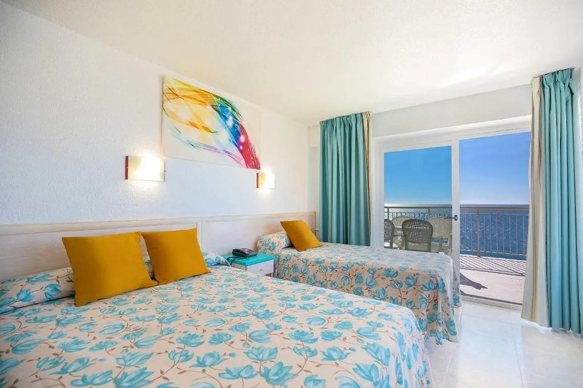 Soba sa bračnim krevetom i žutim jastucima uz balkon · Hotel Servigroup Torre Dorada, Benidorm