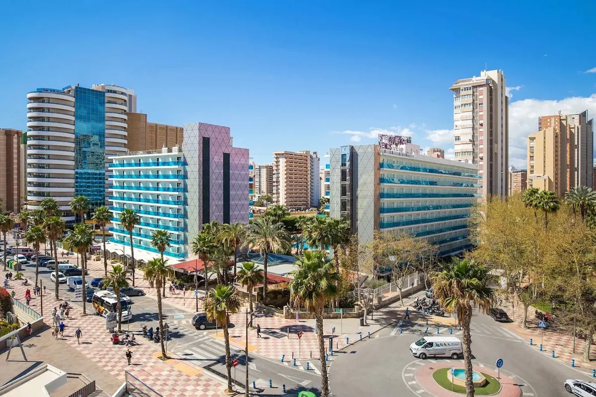 Pogled odozgo na hotel i ulicu sa palmama · Hotel Servigroup Venus, Benidorm