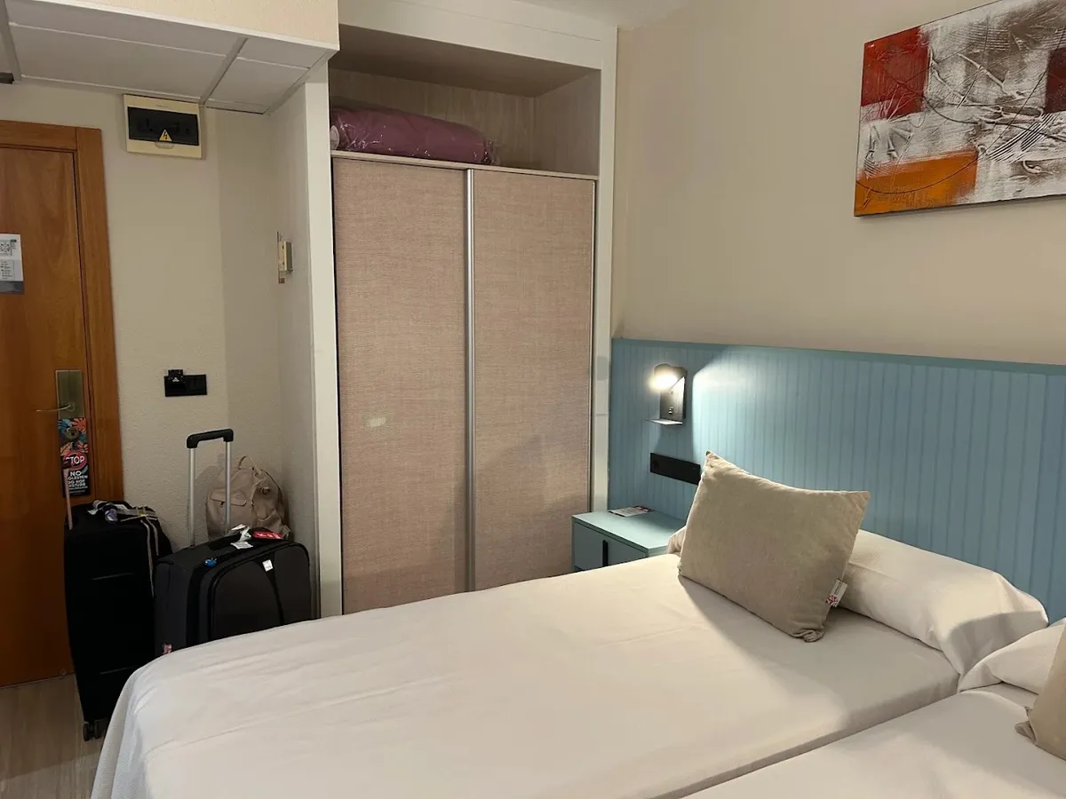 Soba sa dva kreveta, plavim uzglavljem i ormarom · Hotel Servigroup Venus, Benidorm