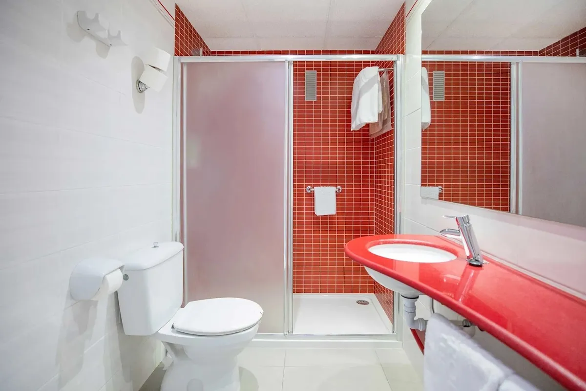Kupatilo sa tuš kabinom i crvenim umivaonikom · Hotel Servigroup Venus, Benidorm