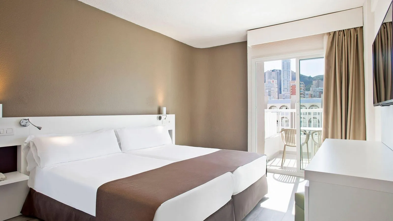 Soba sa dva odvojena kreveta i balkonom · Hotel Sol Pelícanos Ocas, Benidorm