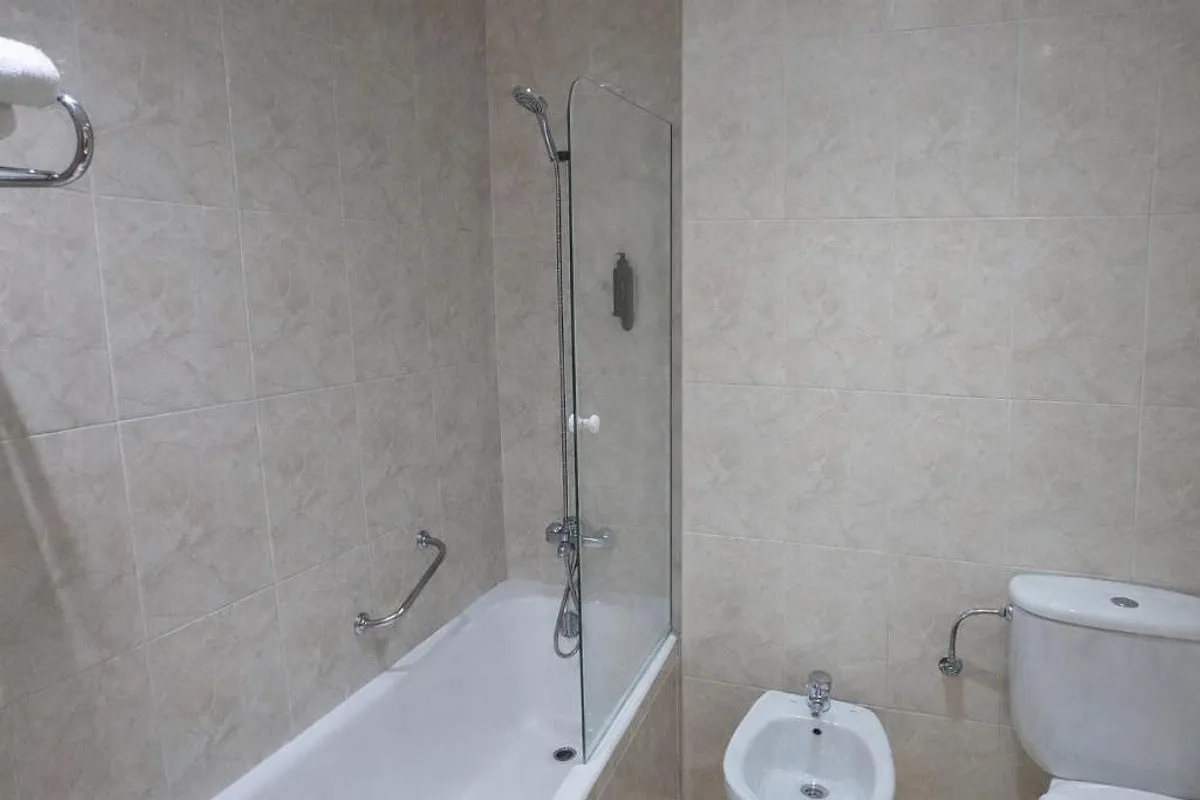 Kupatilo sa kadom, bideom i toaletom · Hotel Tanit, Benidorm