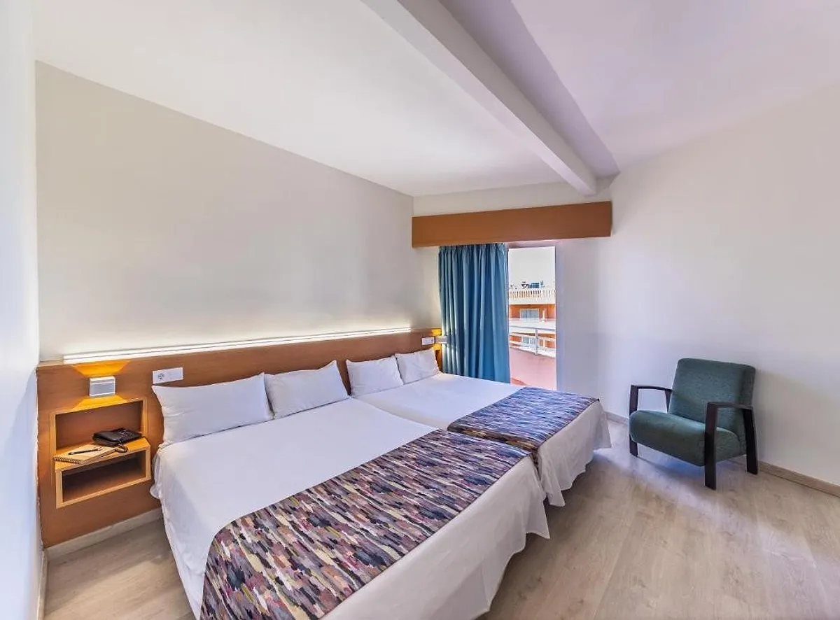 Soba sa dva kreveta i zelenom foteljom · Hotel Alone, Finestrat