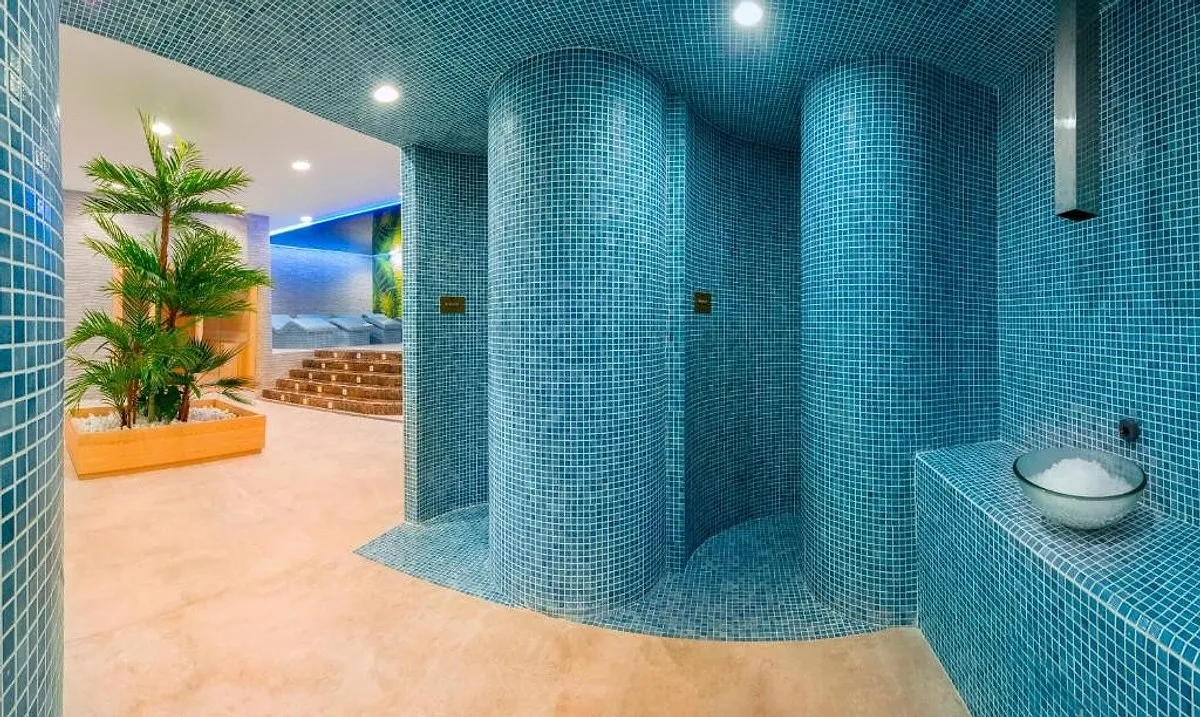 Wellness zona sa plavim mozaikom i biljkama · Hotel Magic Tropical Splash, Finestrat