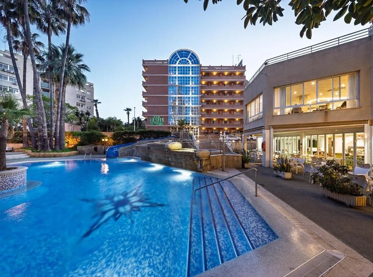Osvetljen bazen i zgrada hotela u sumrak · Hotel Tropic Relax, Finestrat