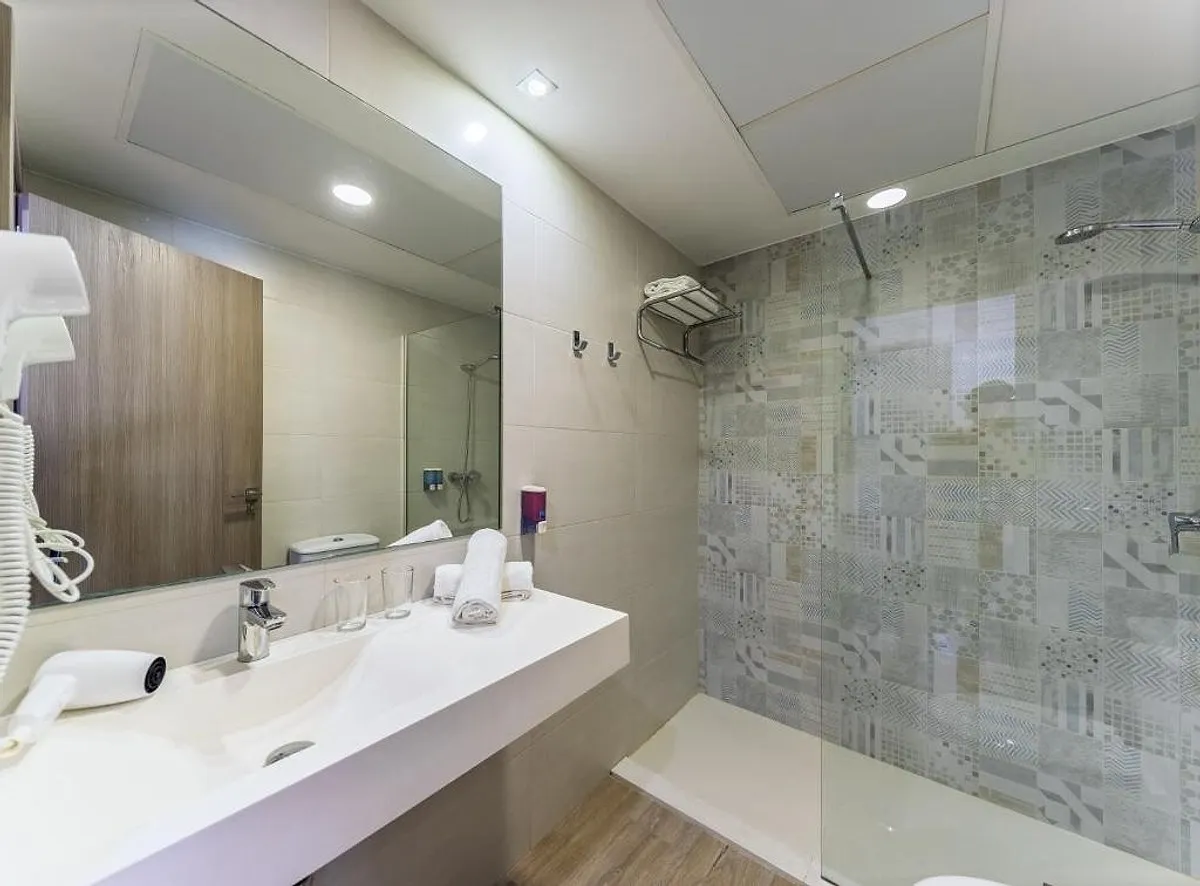 Kupatilo sa tuš kabinom i dvostrukim lavaboom · Hotel Tropic Relax, Finestrat