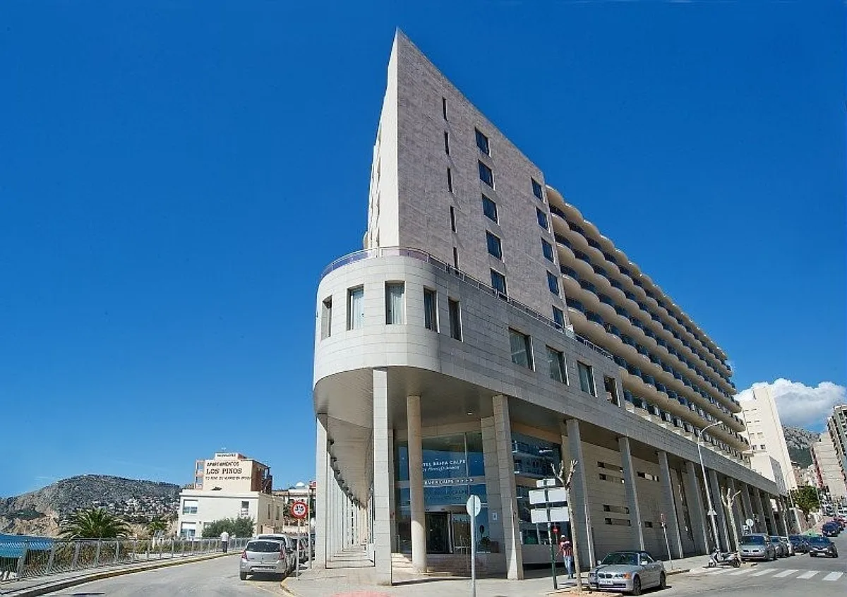 Hotelska zgrada sa zaobljenim uglom pod plavim nebom · Pierre & Vacances Bahía Calpe, Kalpe