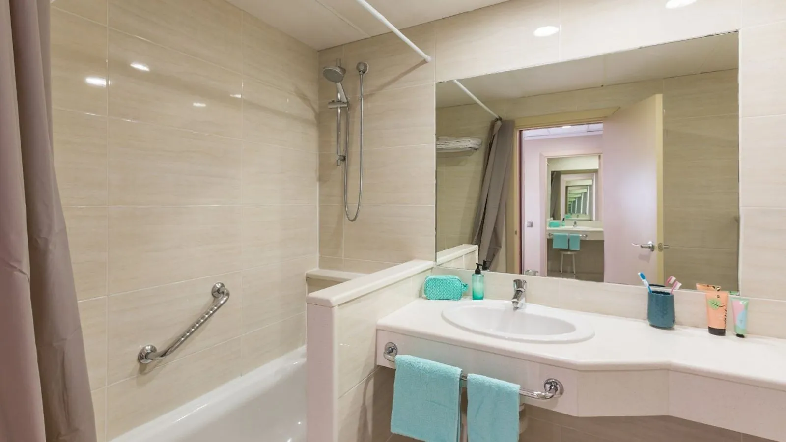 Kupatilo sa lavaboom, ogledalom i tuš kabinom · Pierre & Vacances Bahía Calpe, Kalpe