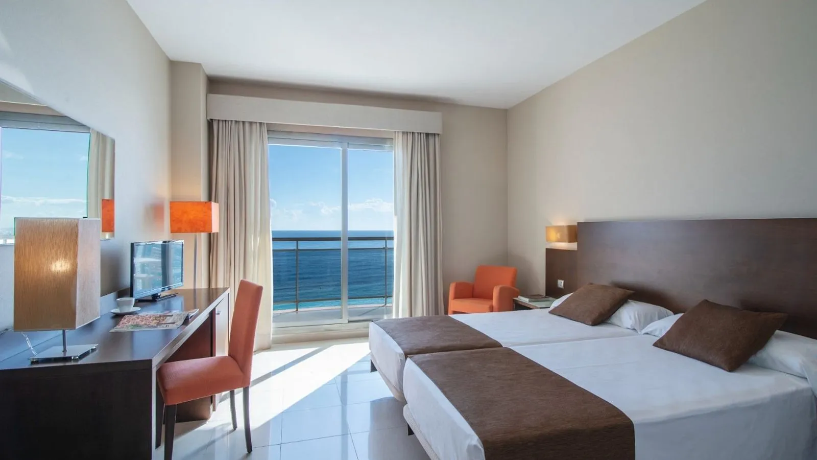 Soba sa dva kreveta i velikim prozorom ka moru · Pierre & Vacances Bahía Calpe, Kalpe