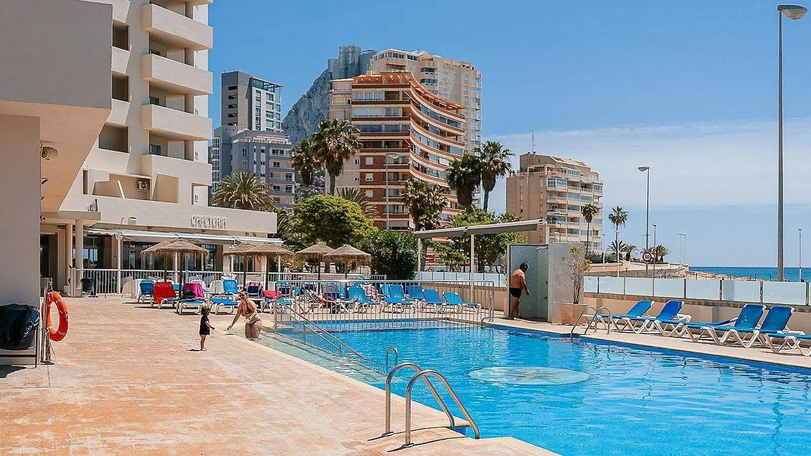 Bazen sa ležaljkama i zgradama, more u pozadini · Hotel Port Europa, Kalpe