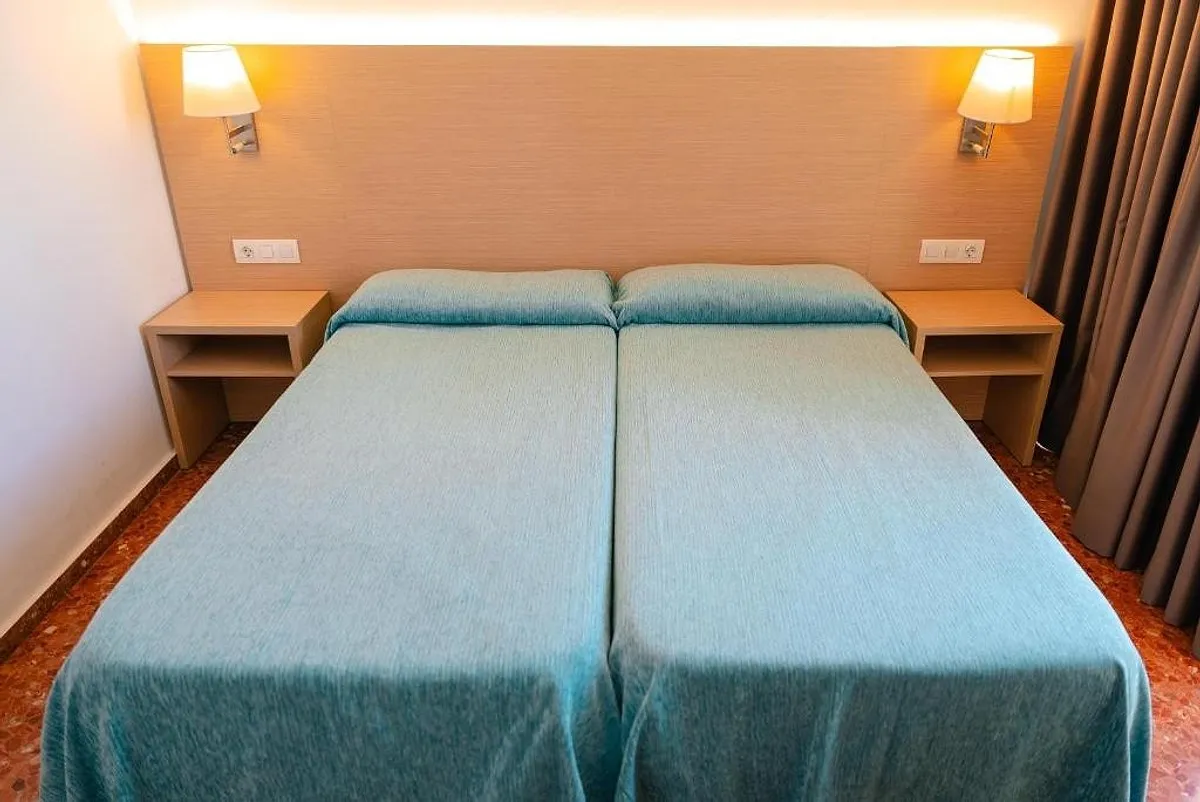 Soba sa dva kreveta i zelenkastim prekrivačem · Hotel Port Europa, Kalpe
