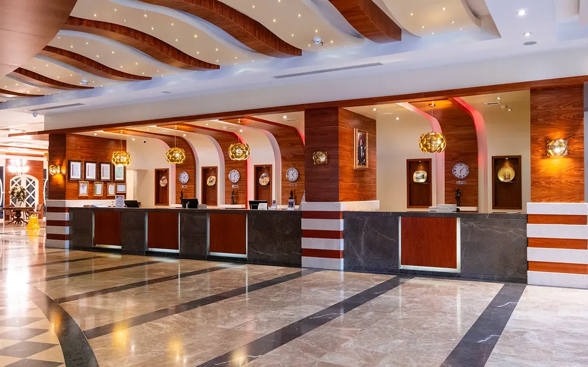 Recepcija sa mermernim podom i satovima · Dizalya Palm Garden Hotel, Alanja