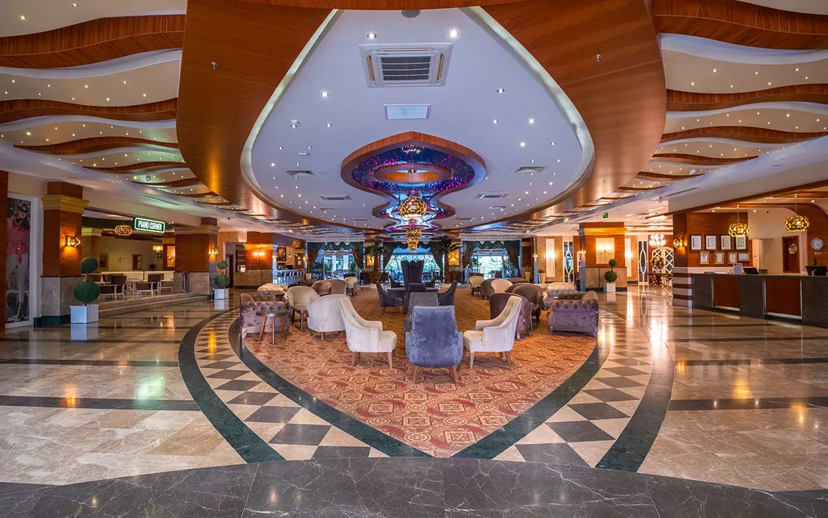 Lobi sa foteljama i ukrasnim plafonom · Dizalya Palm Garden Hotel, Alanja
