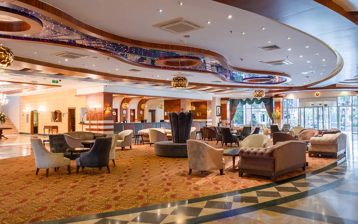 Lobi sa foteljama ispod zakrivljenog plafona · Dizalya Palm Garden Hotel, Alanja